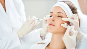 Botox – ein Begriff, den jeder bereits zigfach gehört hat, um dessen Wirkung sich jedoch auch zahlreiche Mythen und Unwahrheiten ranken. Daher geben die Hautexpert:innen der Dermatologie Tempelhof einen umfassenden Überblick