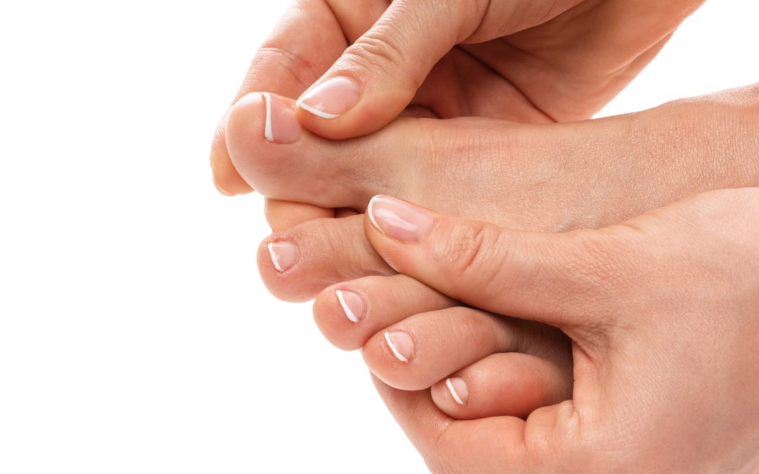 Egal ob es an den Fußsohlen oder an den Zehen juckt: Gereizte, juckende Füße nerven und verleiten häufig zum Kratzen. Die Expert:innen der Dermatologie Tempelhof klären über die Ursachen und Behandlungsmöglichkeiten auf.